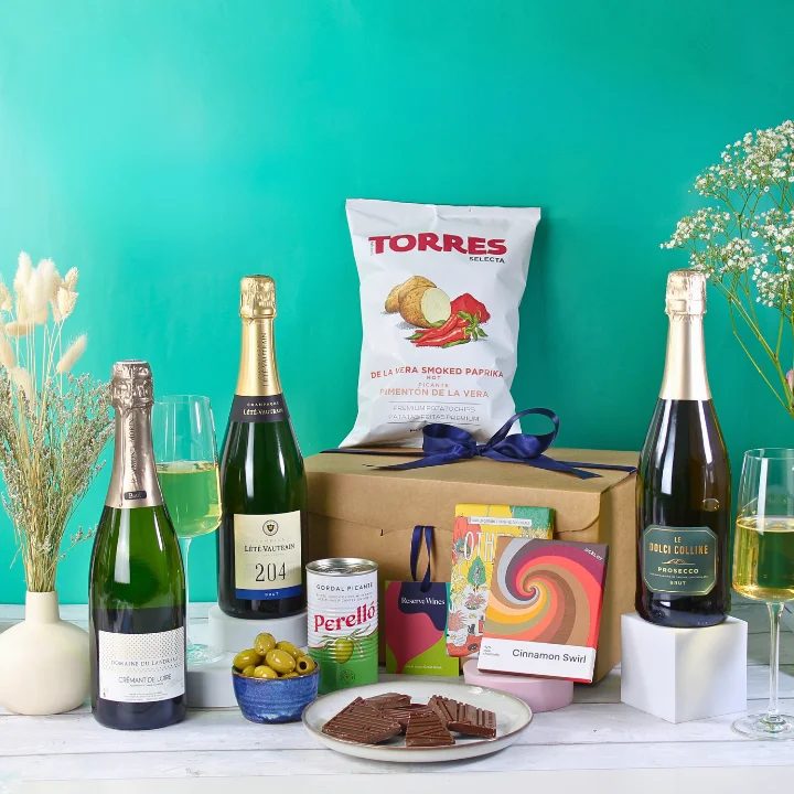 TheSparklingSelectionHamper–SparklingWineswithSnacks&Chocolate