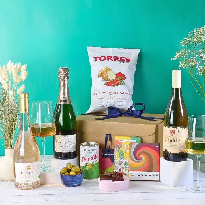 TheElegantFeastHamper–FineWine,Nibbles&Chocolate