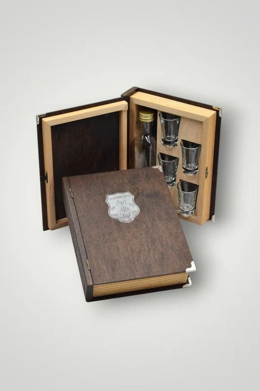 Bottleandglassesinawoodenbookcasegiftset